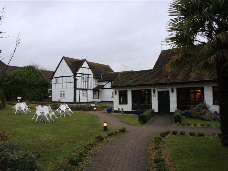 Barn Hotel London Ruislip Bagian luar foto